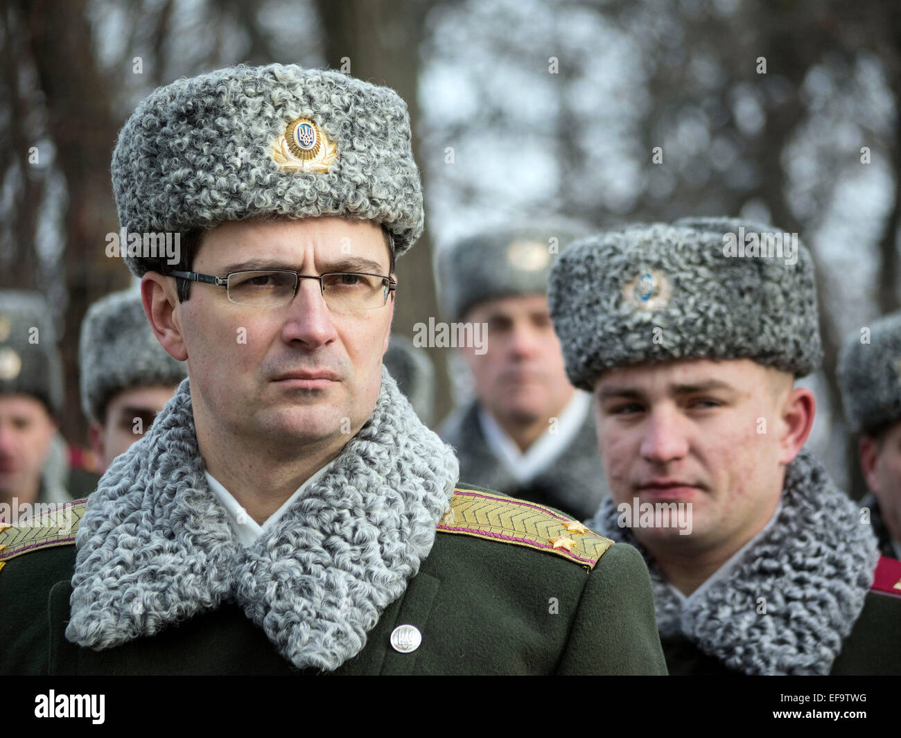 Kruty, Ucraina. Il 29 gennaio, 2015. Guardia d'onore -- politicinas ucraini, 29 gennaio 2015, ha partecipato alla cerimonia Kruty eroi, giovani ragazzi che in questo giorno nel 1918 vicino alla stazione Kruty nella regione di Chernihiv è entrato in una battaglia impari con i bolscevichi e sono morti di una morte eroica per l'Ucraina Repubblica popolare. Credito: Igor Golovnov/Alamy Live News Foto Stock