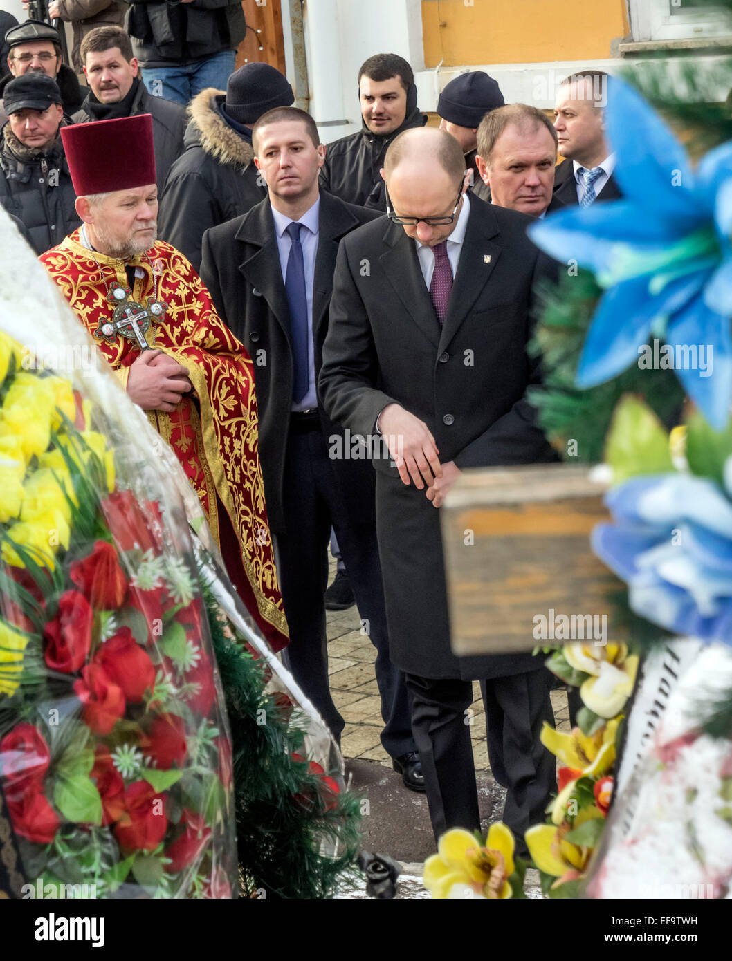 Kruty, Ucraina. Il 29 gennaio, 2015. Primo Yatsenyuk posa di fiori sulla tomba di eroi. -- Politicinas ucraini, 29 gennaio 2015, ha partecipato alla cerimonia Kruty eroi, giovani ragazzi che in questo giorno nel 1918 vicino alla stazione Kruty nella regione di Chernihiv è entrato in una battaglia impari con i bolscevichi e sono morti di una morte eroica per l'Ucraina Repubblica popolare. Credito: Igor Golovnov/Alamy Live News Foto Stock