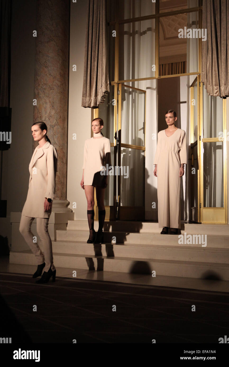 Copenaghen, Danmark. 29 gen, 2015. I modelli presenti creazioni progettato dal designer danese Veronica B. Vallenes durante il 2015 Copenaghen la settimana della Moda di Copenhagen, Danimarca, il 29 gennaio, 2015. © Wu Bo/Xinhua/Alamy Live News Foto Stock