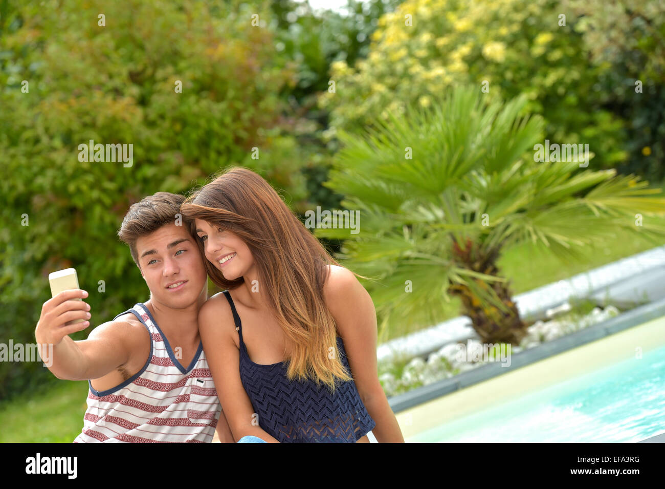 Amici di adolescenti Faccia rendendo sullo smartphone Foto Stock