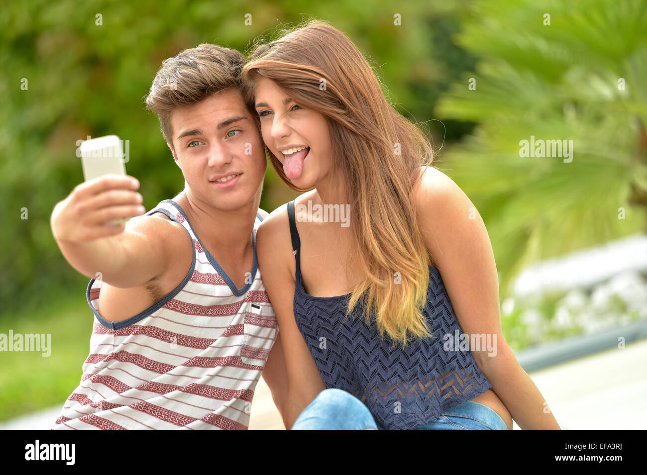 Amici di adolescenti Faccia rendendo sullo smartphone Foto Stock