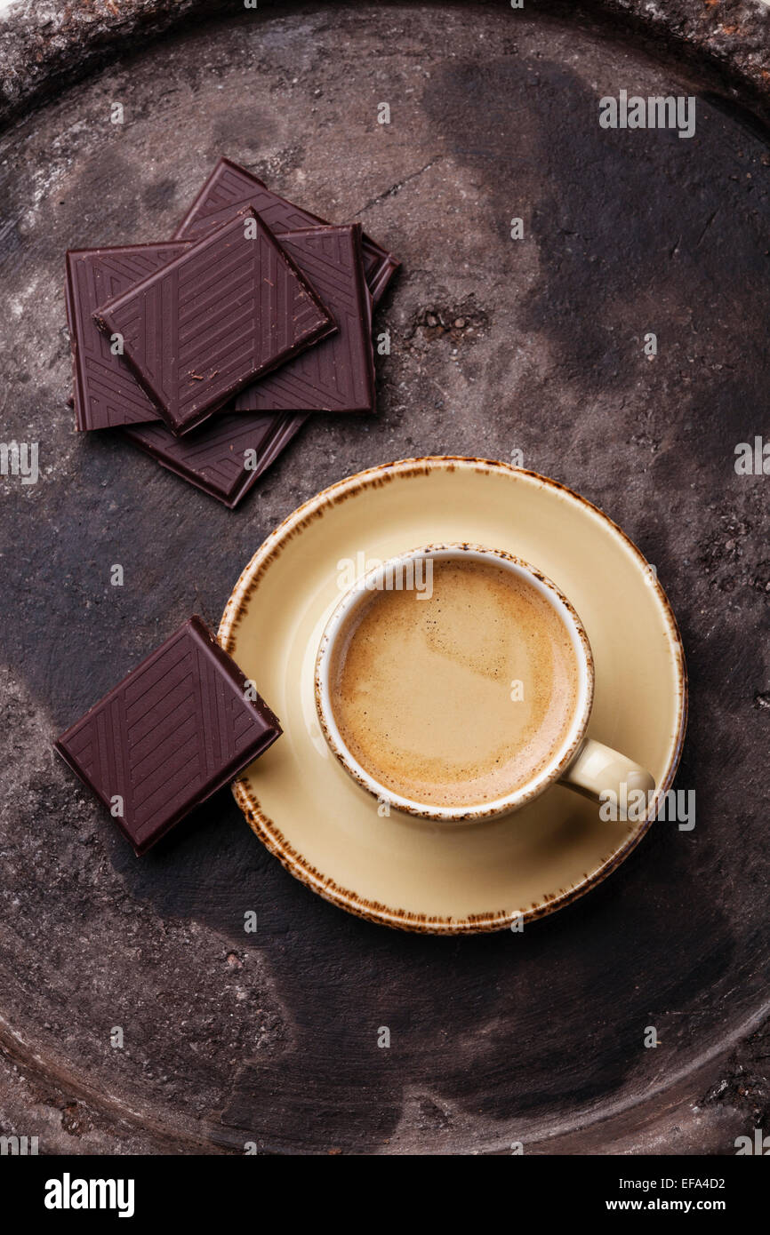 Tazza da caffè con cioccolato scuro su sfondo a trama Foto Stock
