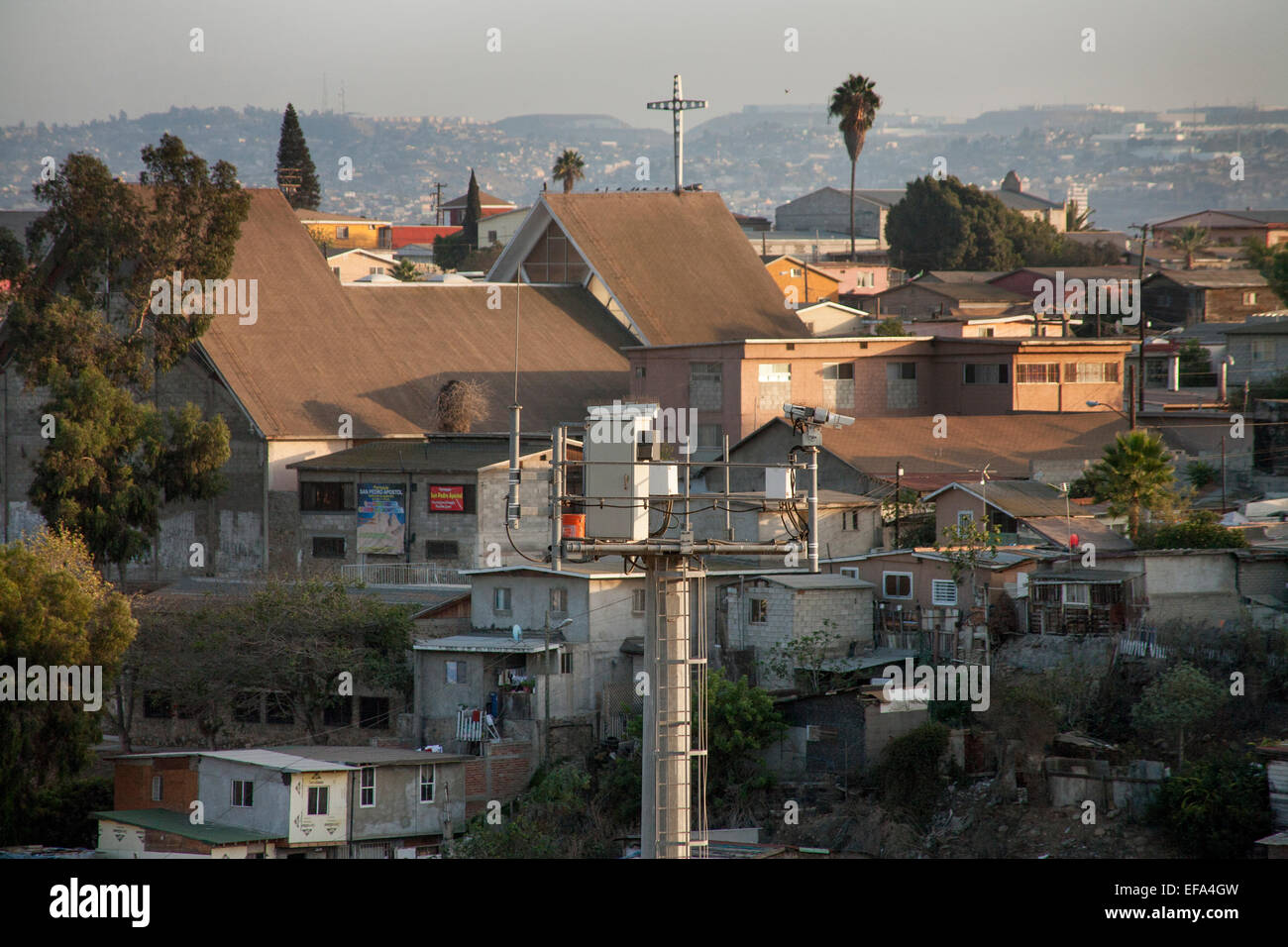 Di fronte alla recinzione internazionale al Colonia Libertad distretto di Tijuana per Stati Uniti/Messico frontiera televisione una torre di avvistamento sondaggi tentativi di immigrazione illegale. Foto Stock