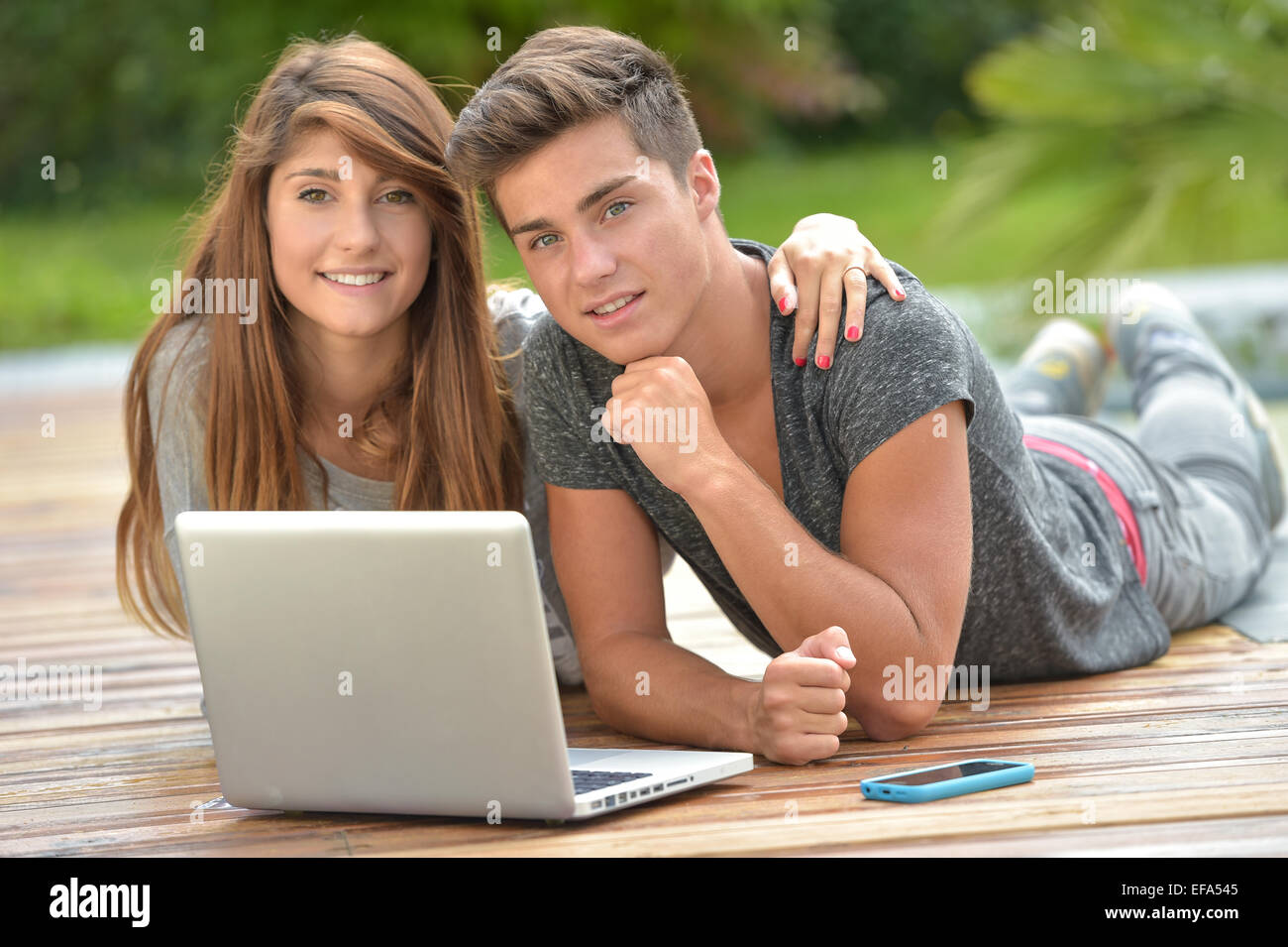 Coppia giovane per fare acquisti su Internet-Online banking Foto Stock