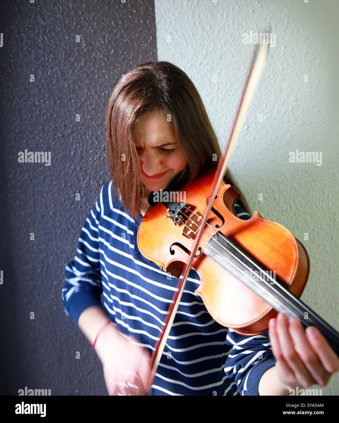 Bella, giovane violinista suona il violino, close-up Foto Stock