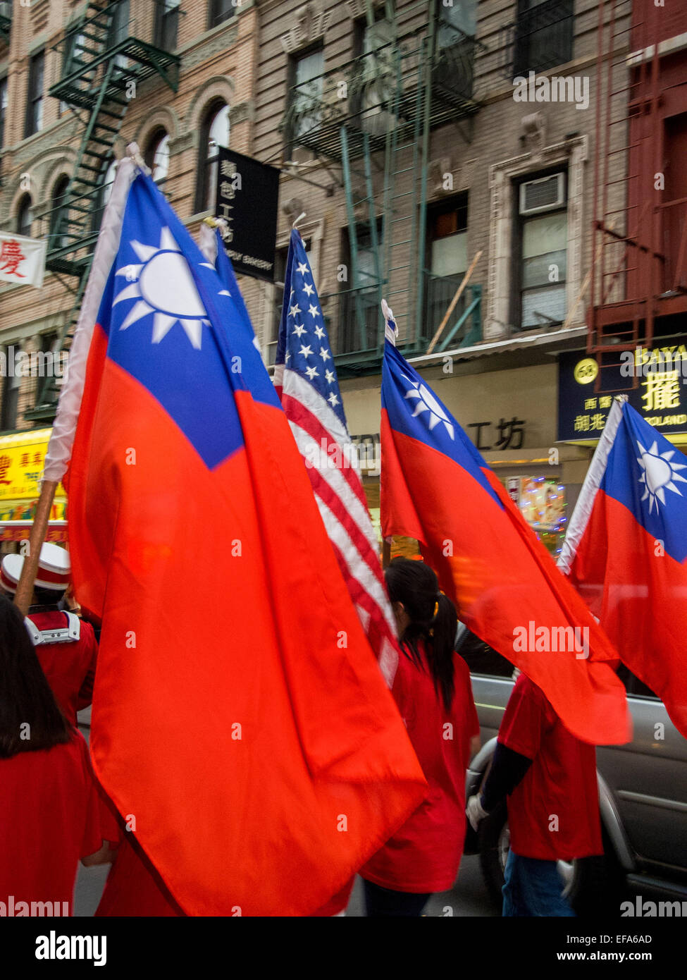 Una sfilata su Bayard Street nella città di New York Chinatown celebra la Kuomontang o il cinese del Partito popolare che le regole dell'isola di Taiwan. Nota American nazionalista e bandiere cinesi. Foto Stock