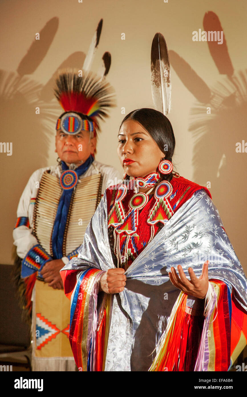 Un Indiano Navajo donna spiega la femmina-solo scialle fantasia danza  indossando costumi tribali durante una performance dei Nativi Americani  balli in Laguna Niguel, CA, biblioteca pubblica. Nota il suo padre in  costume