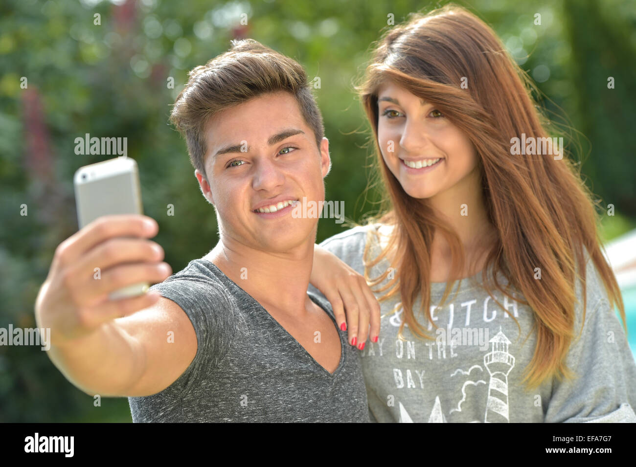 Amici di adolescenti Faccia rendendo sullo smartphone Foto Stock