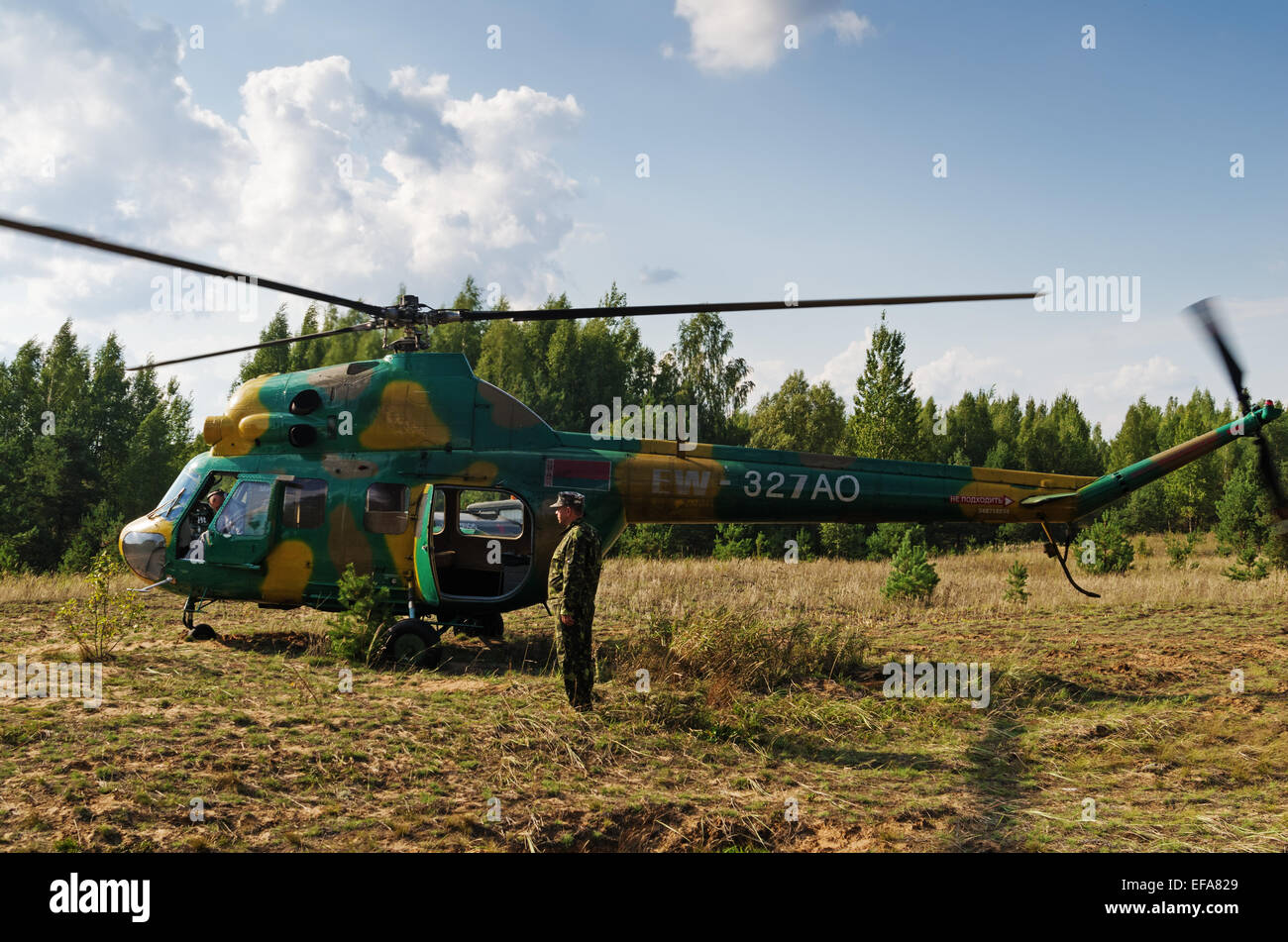 Volo in elicottero su un luogo di inizio e la fine di automobile rally-raid " Bielorussia - Baha - 2014'. Foto Stock