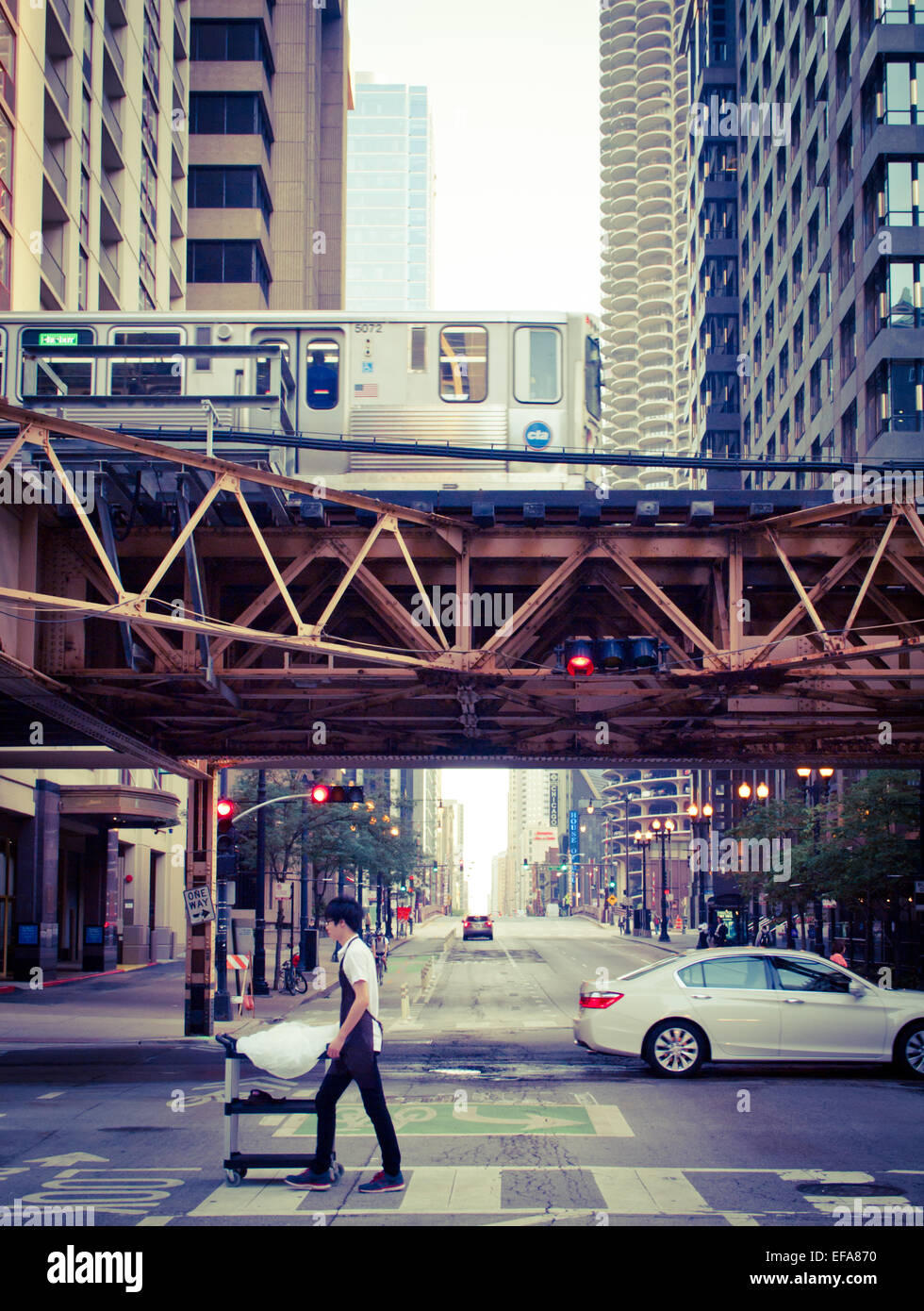 Una vista del Chicago 'L' in treno, guardando verso il basso Dearborn Street da Lake Street, Chicago, Illinois. Foto Stock