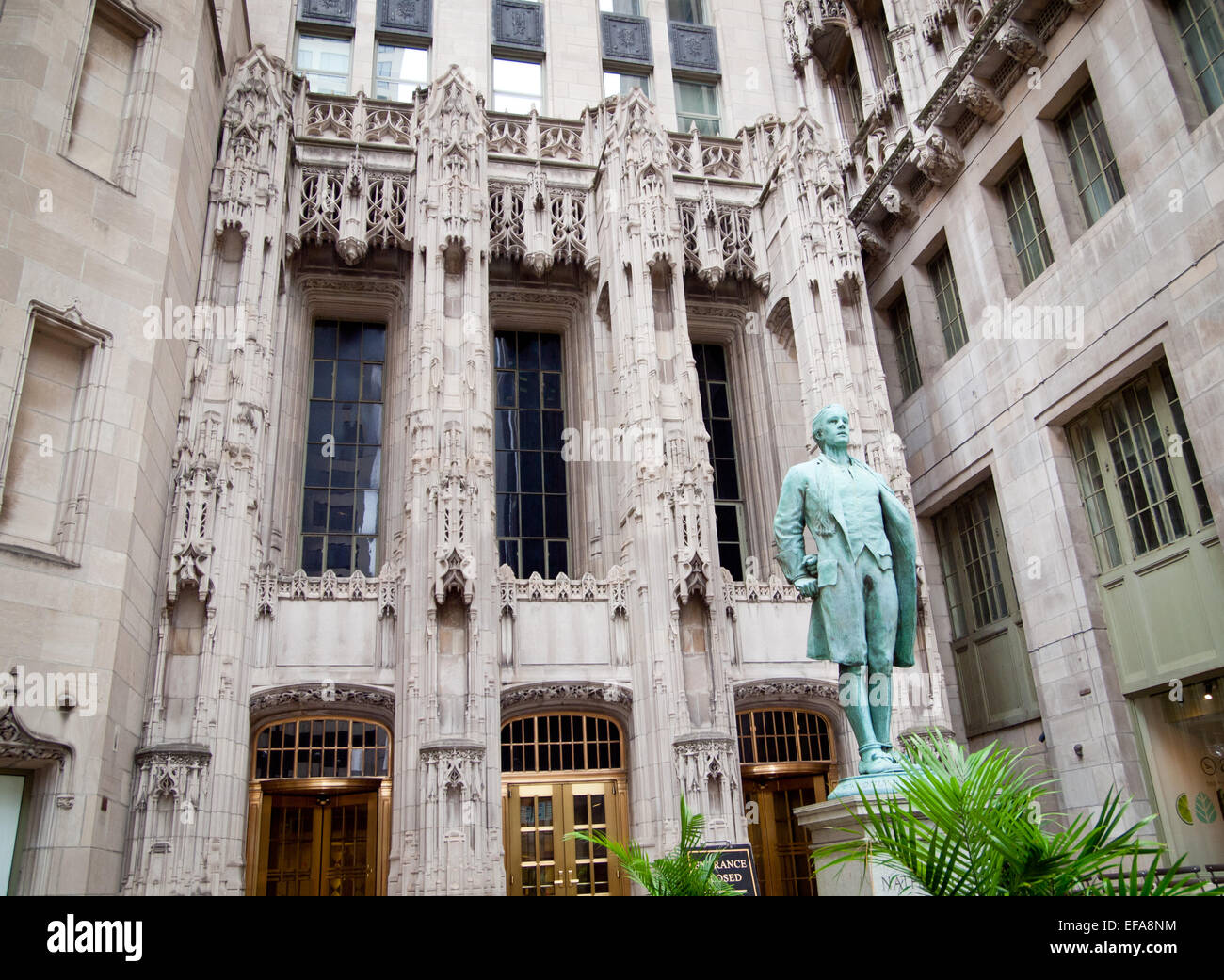 Una vista di una statua di Nathan Hale (da Bela Lyon Pratt) davanti all'ingresso del Chicago Tribune Tower. Foto Stock