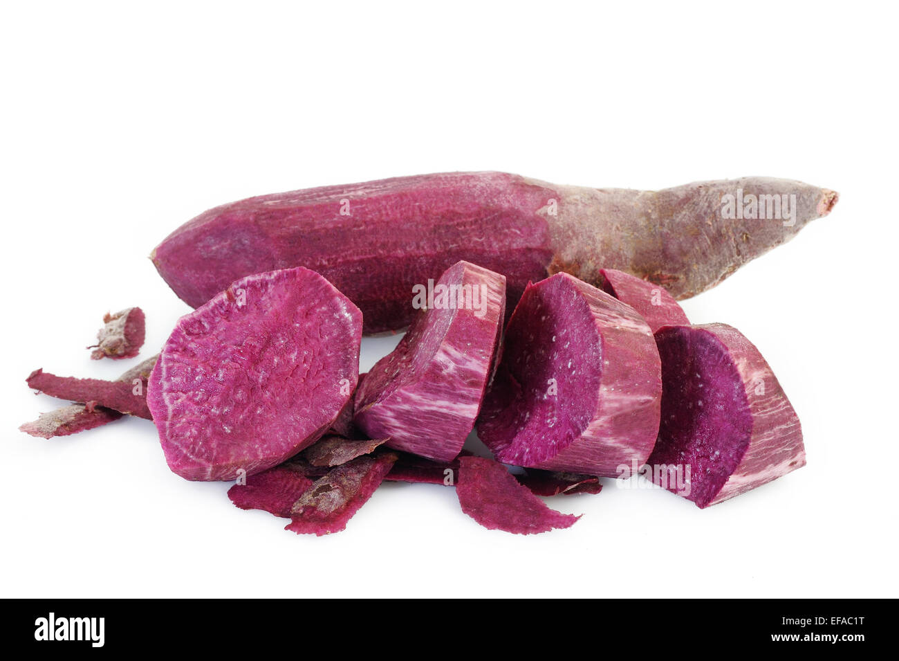 Viola le patate dolci su sfondo bianco Foto Stock