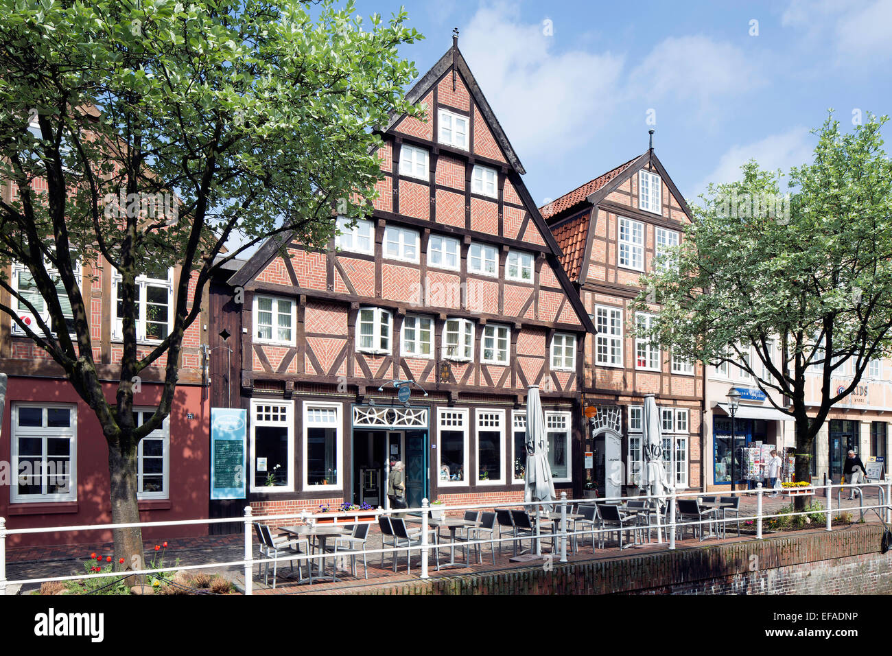 Case di città e case mercantili in città canal, Buxtehude, Altes Land Bassa Sassonia, Germania Foto Stock