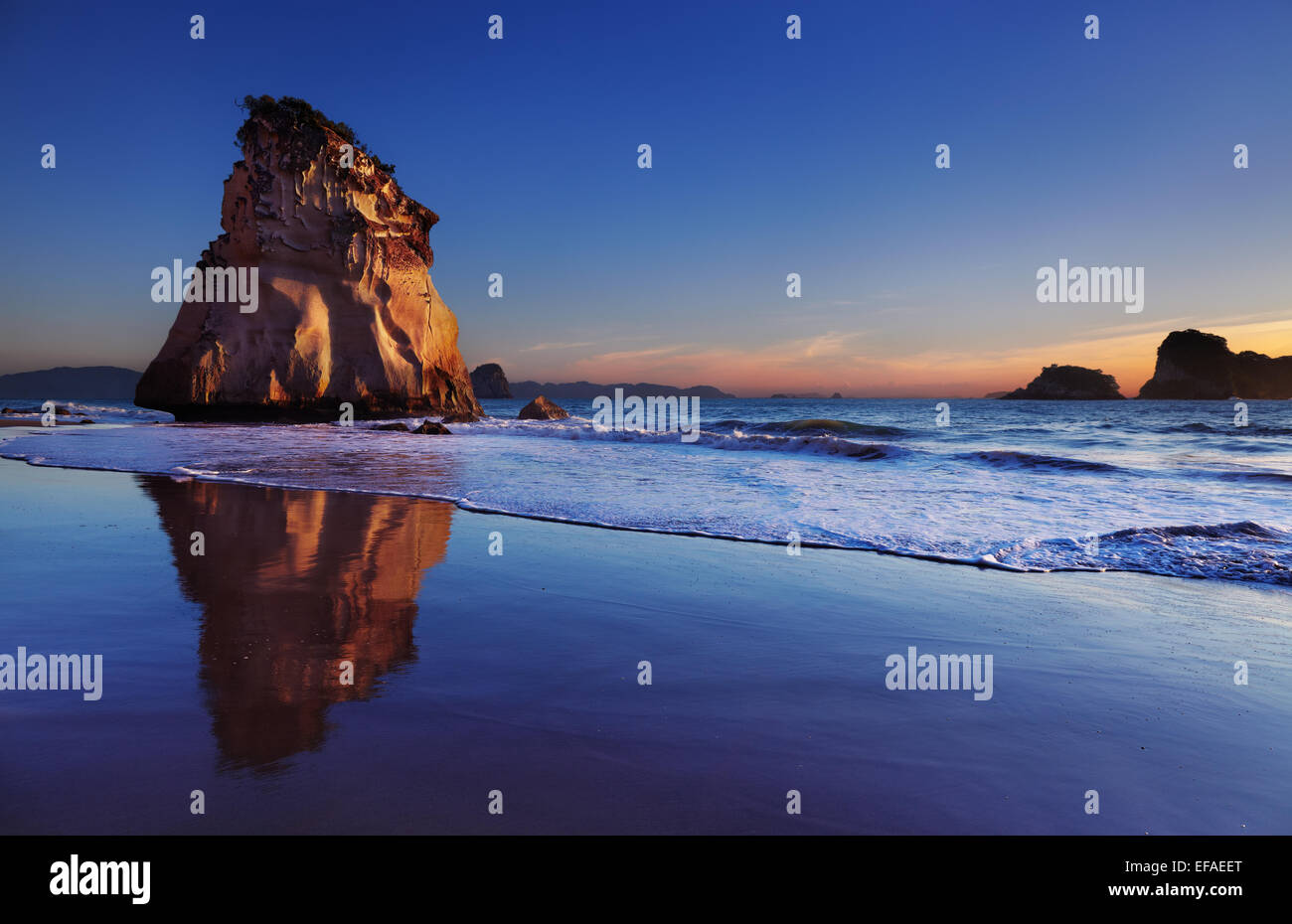 Hoho Rock di sunrise, Cove della cattedrale, Penisola di Coromandel, Nuova Zelanda Foto Stock