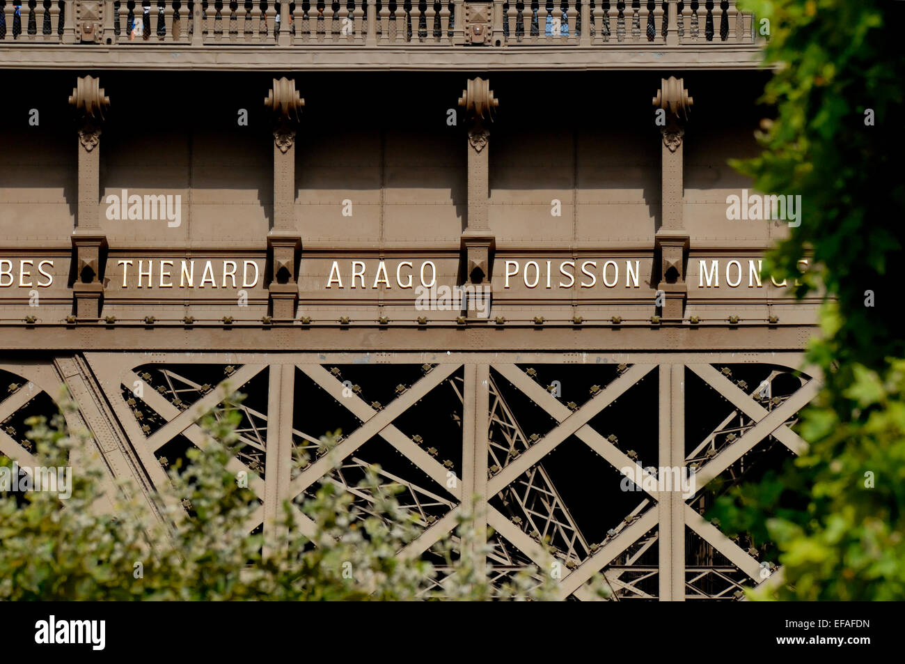 Parigi, Francia. Torre Eiffel - dettaglio alcuni dei settanta-due nomi di scienziati, ingegneri e matematici intorno alla torre Foto Stock
