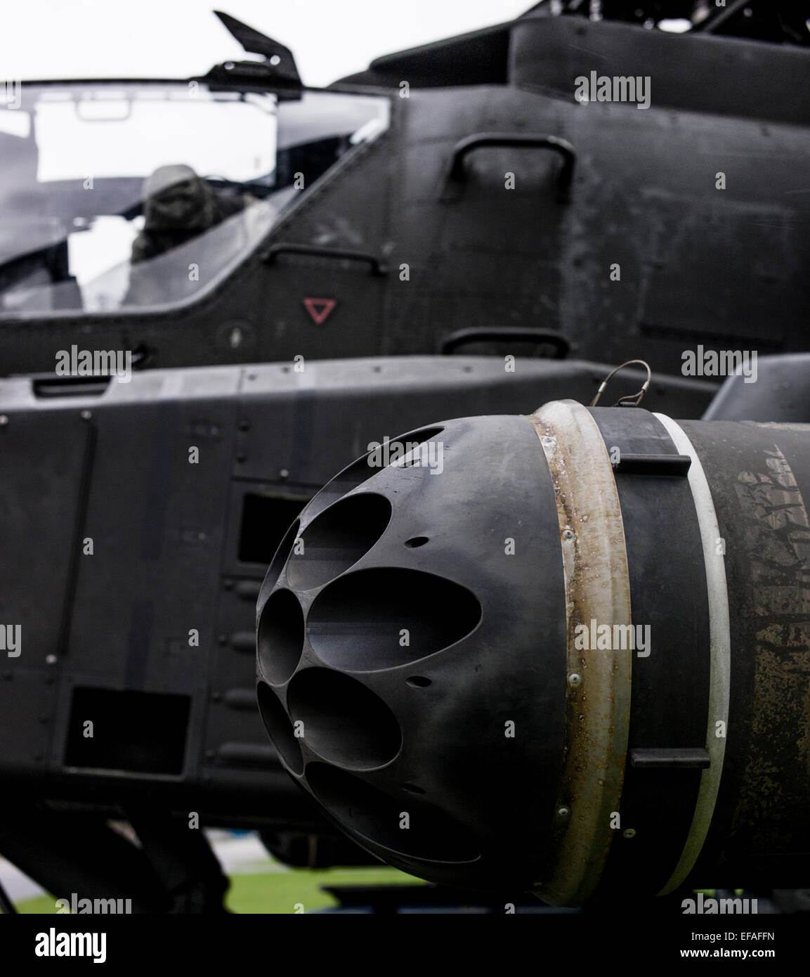 Esercito britannico AH64 elicottero d'assalto a dispersione, Netheravon Airfield, Salisbury Plain per l'Afghanistan pre-formazione di distribuzione Foto Stock