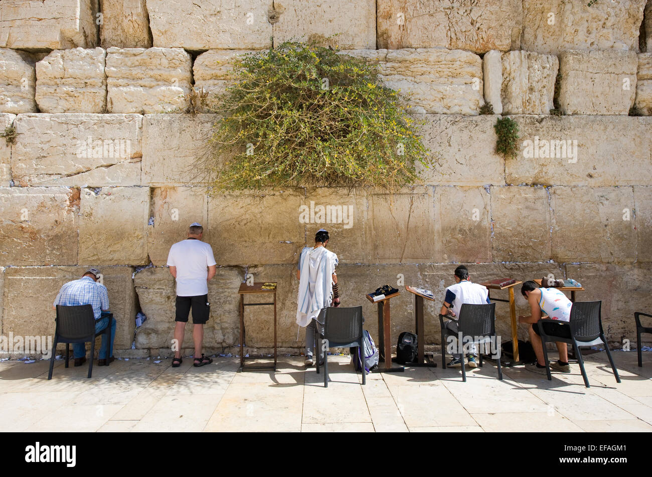 Gli uomini ebrei sono in preghiera davanti al muro occidentale nella città vecchia di Gerusalemme Foto Stock