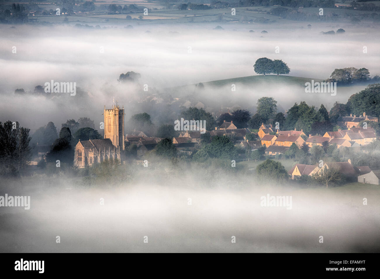 Early Morning mist clearing su Norton sub Hamdon visto da Ham Hill Country Park, Somerset Foto Stock