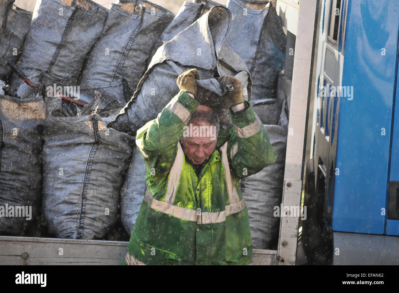 L'uomo offrendo i sacchi di carbone, Cornwall, Regno Unito Foto Stock