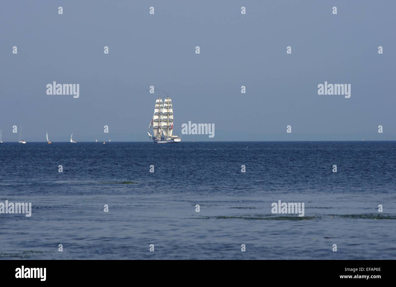 Che scorre sul mare vela-nave Su sfondo cielo Foto Stock