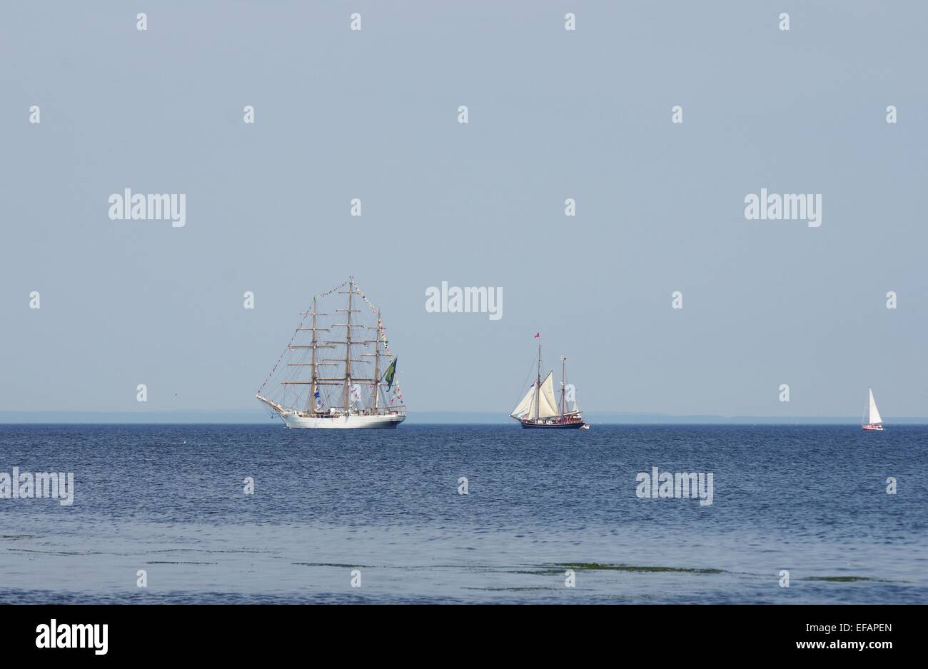 Che scorre sul mare vela-nave Su sfondo cielo Foto Stock