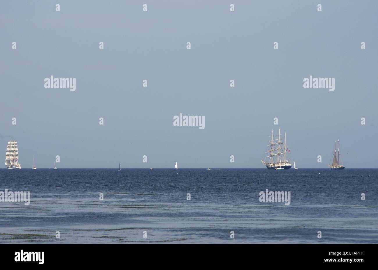 Che scorre sul mare vela-nave Su sfondo cielo Foto Stock