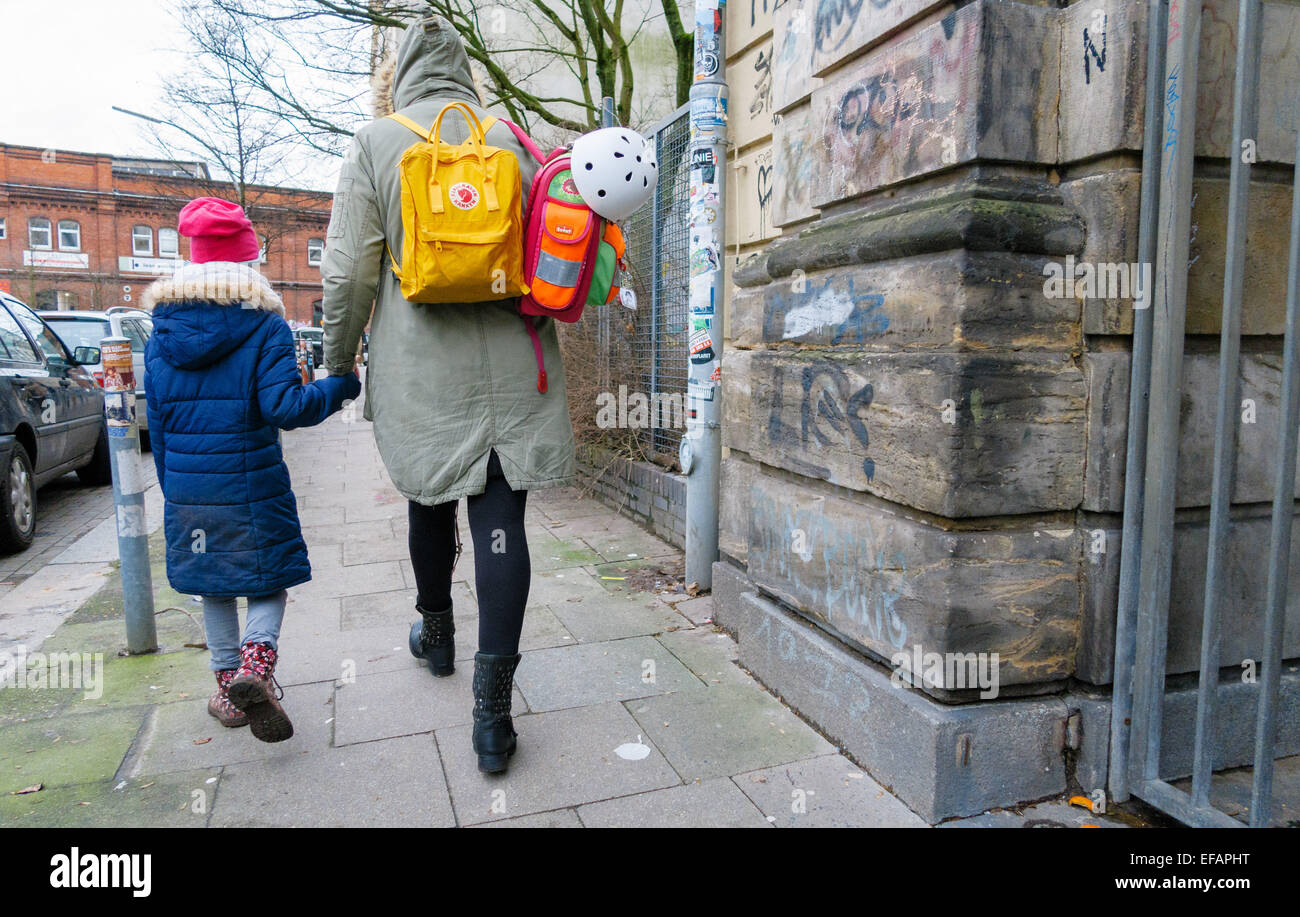 Madre e figlia sulla strada per la scuola, foto: 13 gennaio 2015. Foto Stock