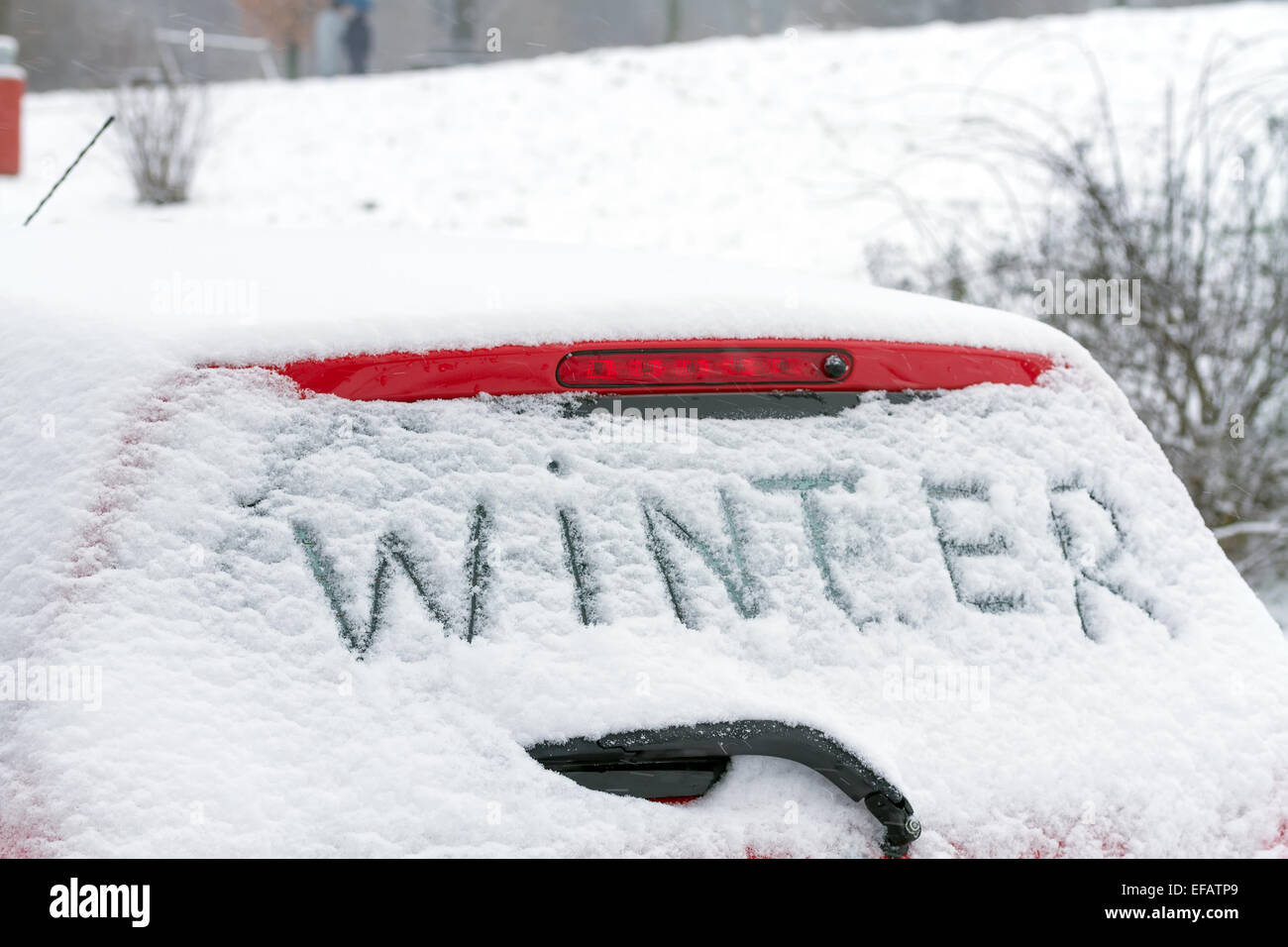 La scritta 'invernali' sul parabrezza dell'auto. Foto Stock