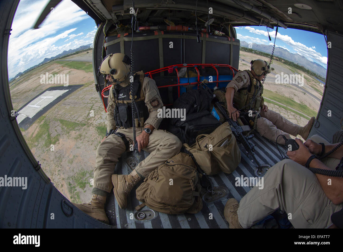 Un US Customs and Border Patrol elicotteri Blackhawk e equipaggio di pattugliamento lungo il confine con il Messico Settembre 17, 2014 a Yuma, Arizona. Foto Stock