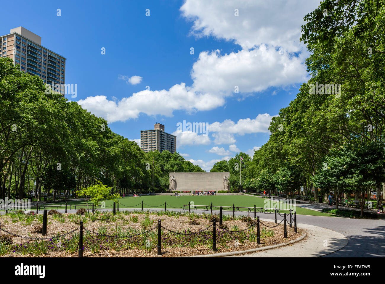 Cadman Plaza Park guardando verso il WWII War Memorial, Downtown Brooklyn/Brooklyn Heights, New York City, NY, STATI UNITI D'AMERICA Foto Stock