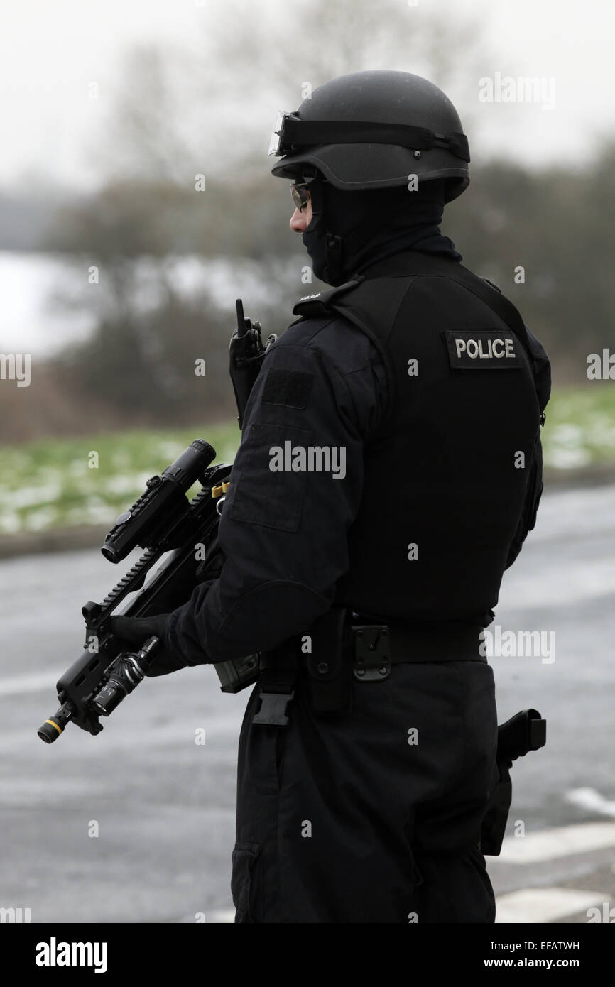 Un agente di polizia armato su un esercizio in Cleveland' UK. Foto Stock