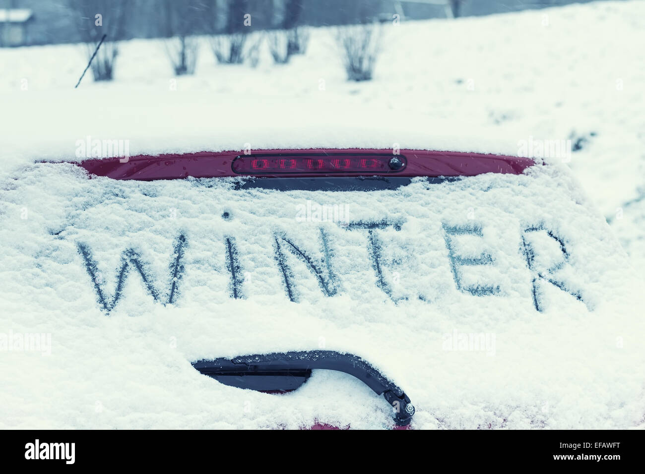 La scritta 'invernali' sul parabrezza dell'auto. Tonica immagine. Foto Stock
