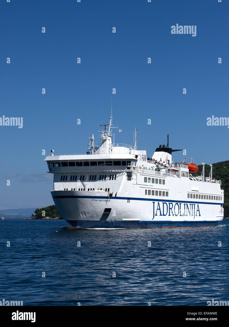 Grande nave traghetto proveniente da porta sull isola di Vis in Croazia Foto Stock