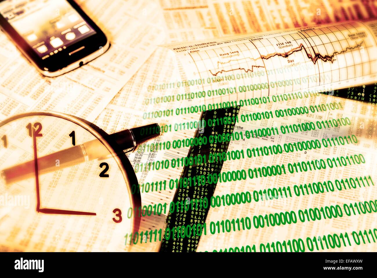 Tasso di cambio tabelle, indici di borsa, i numeri binari, lo smartphone e un orologio come un simbolo del moderno commercio computerizzato. 2015 Foto Stock