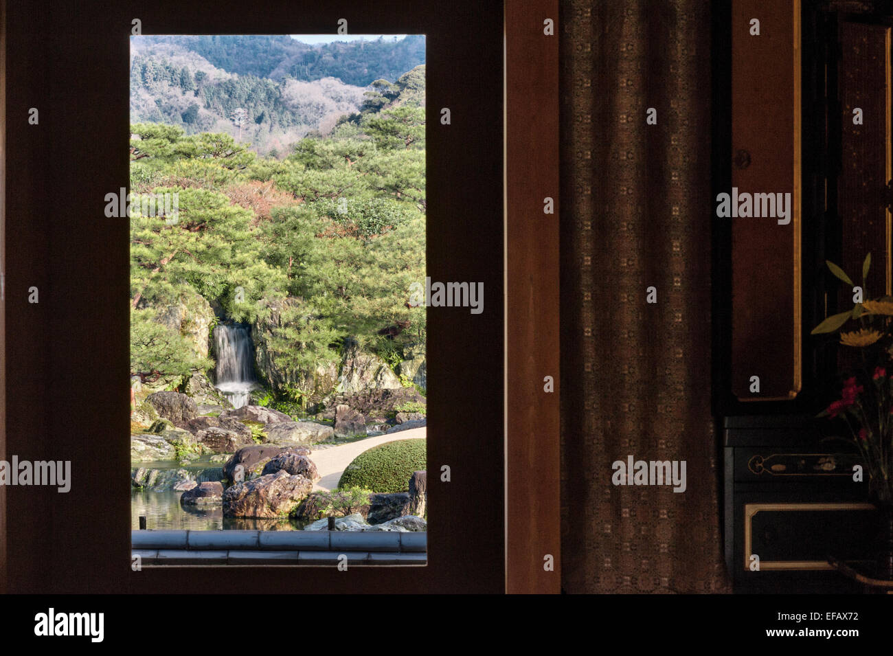 Matsue, Honshu, Giappone. Una finestra incornicia la vista dei giardini del Museo d'Arte Adachi, creando l'effetto di un "rotolo sospeso vivente" Foto Stock
