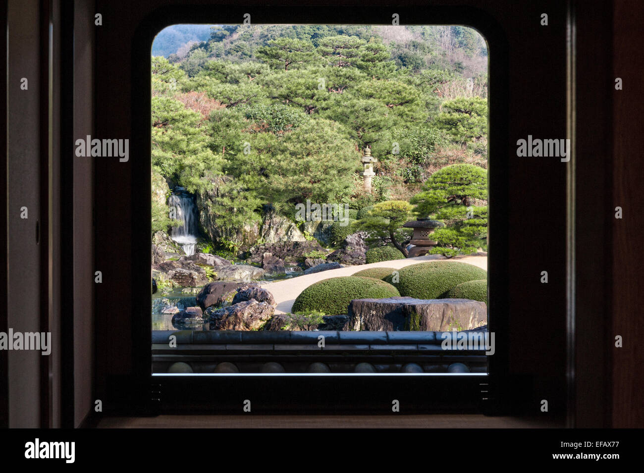 Matsue, Honshu, Giappone. Una finestra incornicia la vista dei giardini del Museo d'Arte Adachi, creando l'effetto di un "rotolo sospeso vivente" Foto Stock