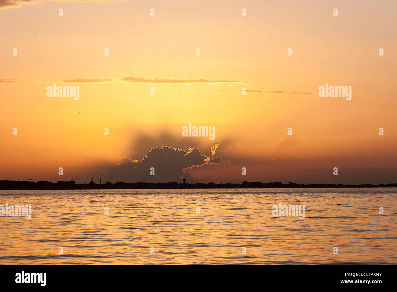 Tramonto al mare Mediterraneo Foto Stock