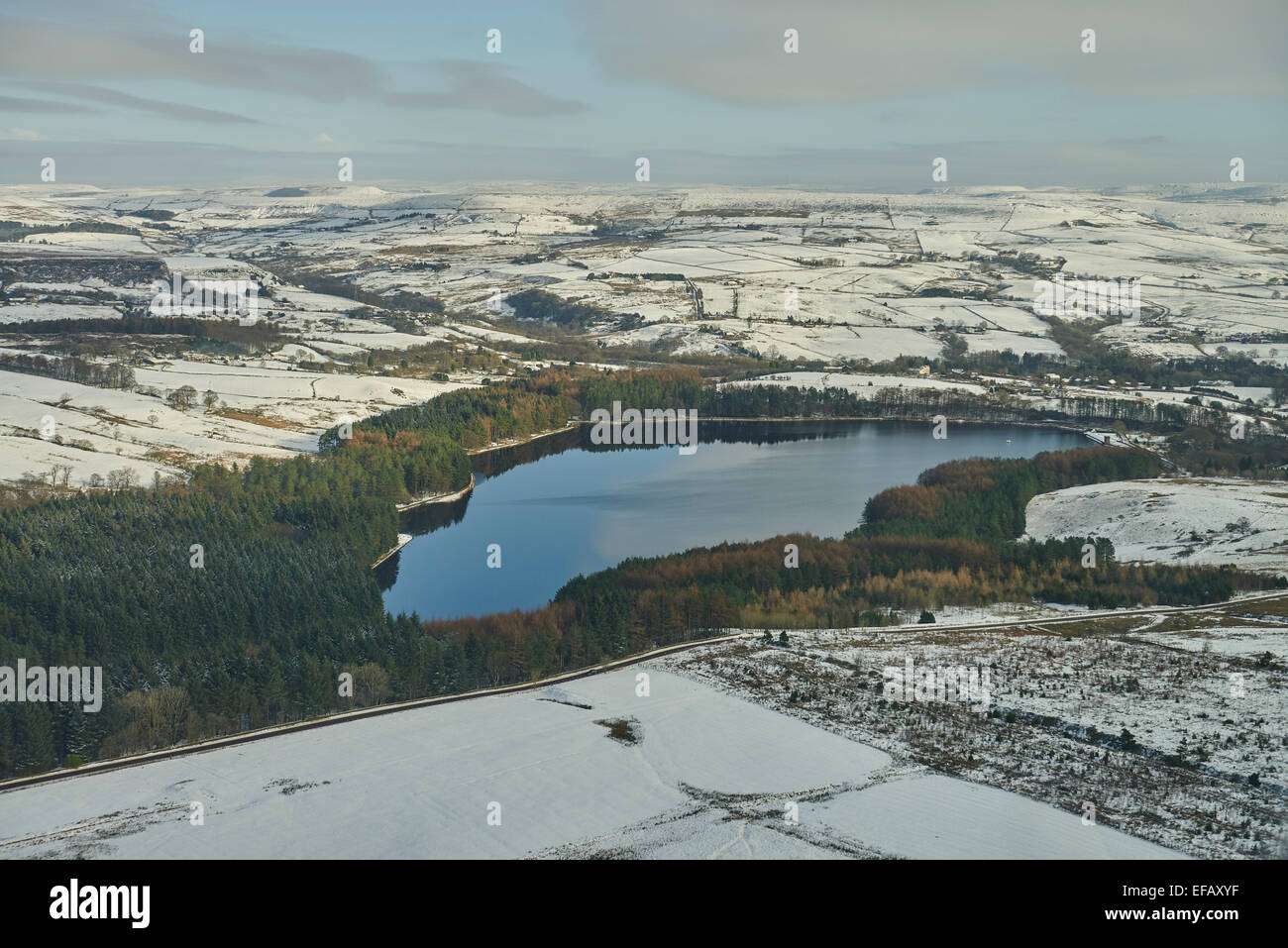 Un viaggio panoramico in inverno vista aerea del serbatoio Wayoh tra Blackburn e Bolton in Lancashire Foto Stock