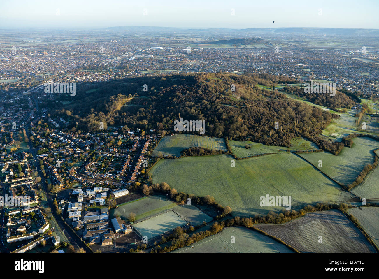 Una veduta aerea di Robinswood Hill, una riserva naturale vicino a Gloucester con la città visibile in background Foto Stock