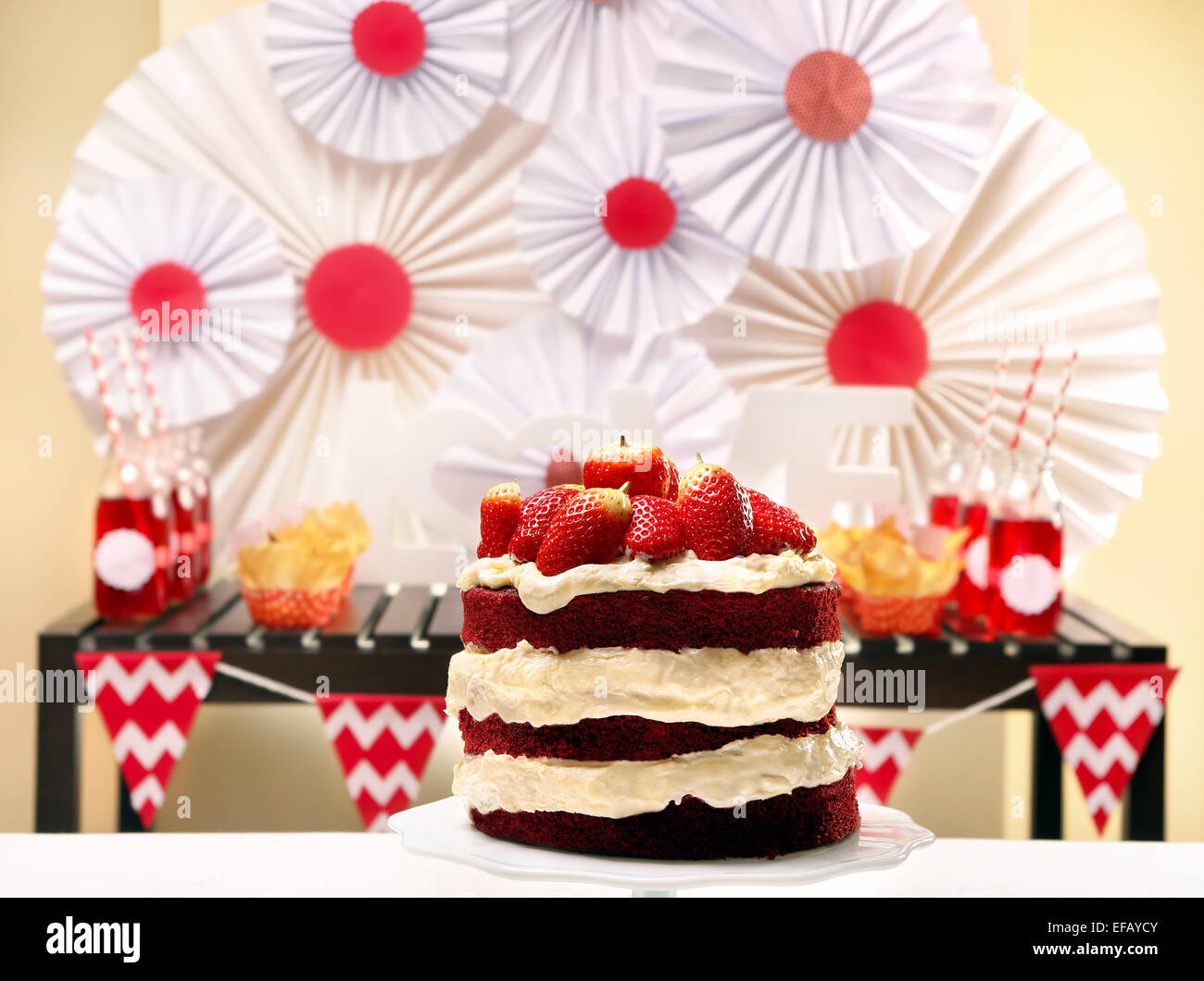 Il giorno di San Valentino festa tabella con torta rossa del velluto Foto Stock