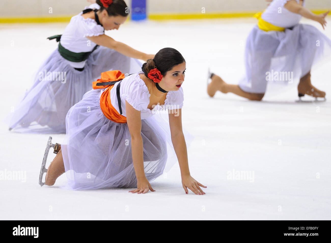 Barcellona - 03 Maggio: giovane team da una scuola di pattinaggio su ghiaccio esegue, dissimulata come ballerina di flamenco. Foto Stock