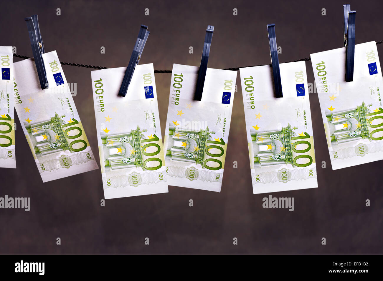 Immagine simbolica con euro per lavaggio di denaro Foto Stock