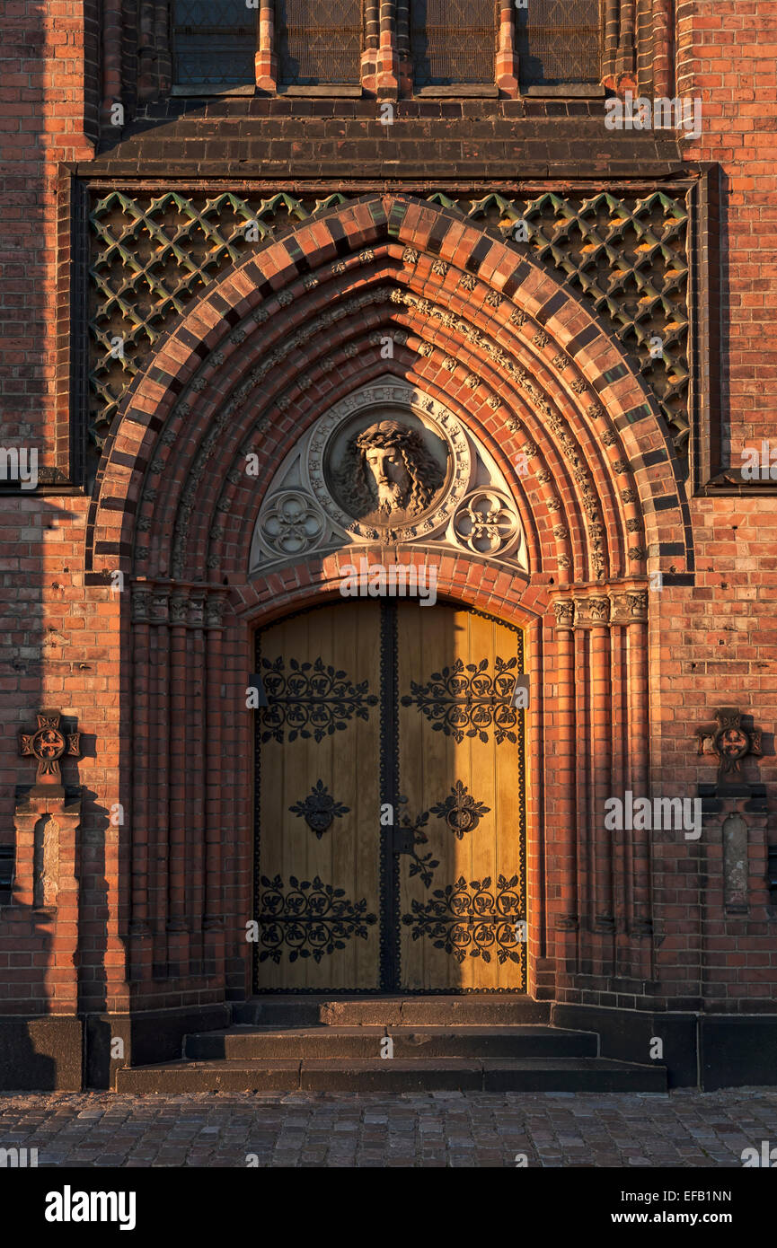 Ingresso laterale del neo-gotica Chiesa di San Paolo, costruito 1863-1869, con un rilievo di Cristo, Schwerin Foto Stock