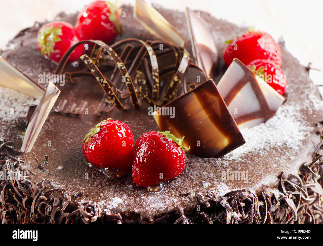 Dolce torta al cioccolato con le fragole. Messa a fuoco selettiva Foto Stock