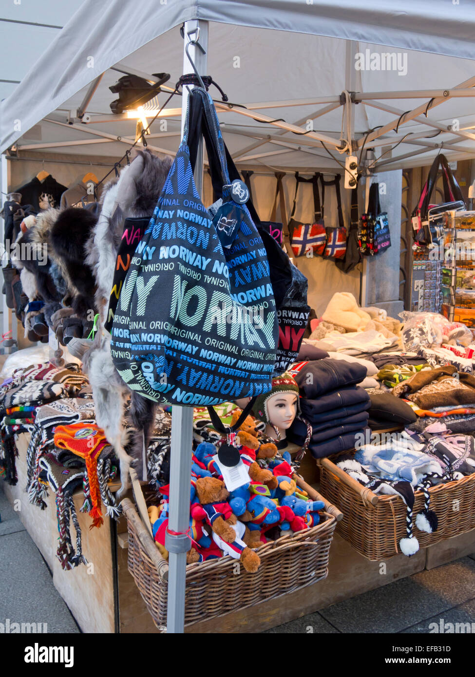 Blu borsa turistica con la Norvegia scritto in in numerosi formati, bancarella vendendo i cappucci caldo e negozio di souvenir in Oslo Foto Stock