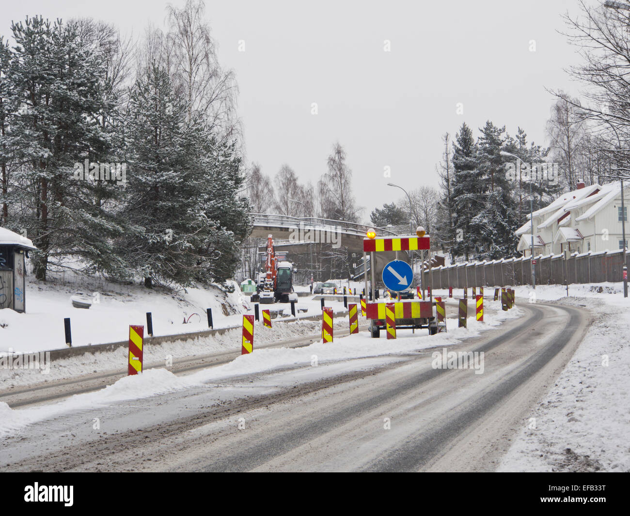 Inverno lavori stradali, necessario ma la neve porta sfide extra per gli automobilisti e i lavoratori, Oslo Norvegia Foto Stock