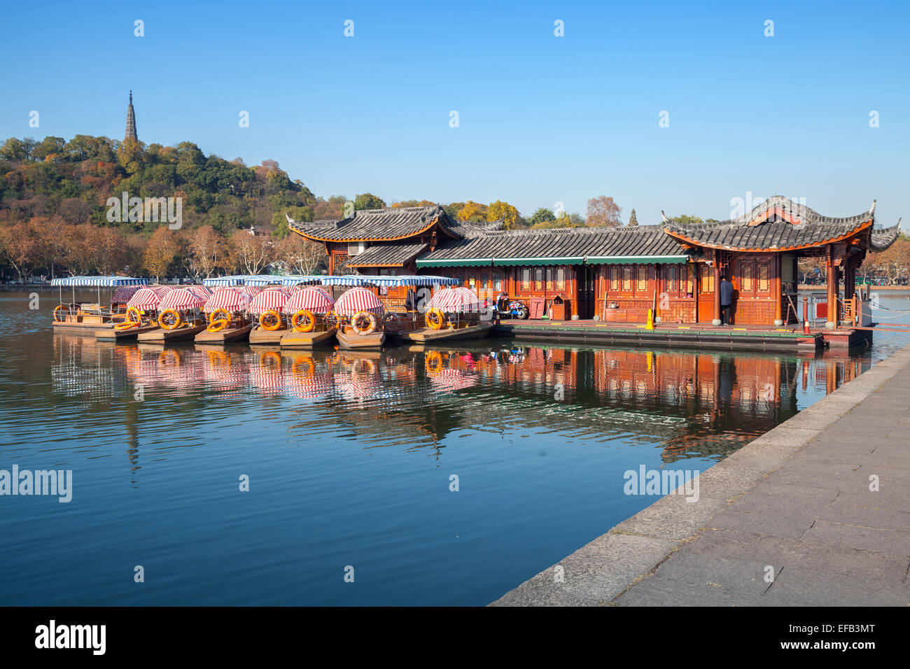 La ricreazione cinese sono barche ormeggiate sul Lago Ovest e costa. Famoso parco nella città di Hangzhou, Cina Foto Stock