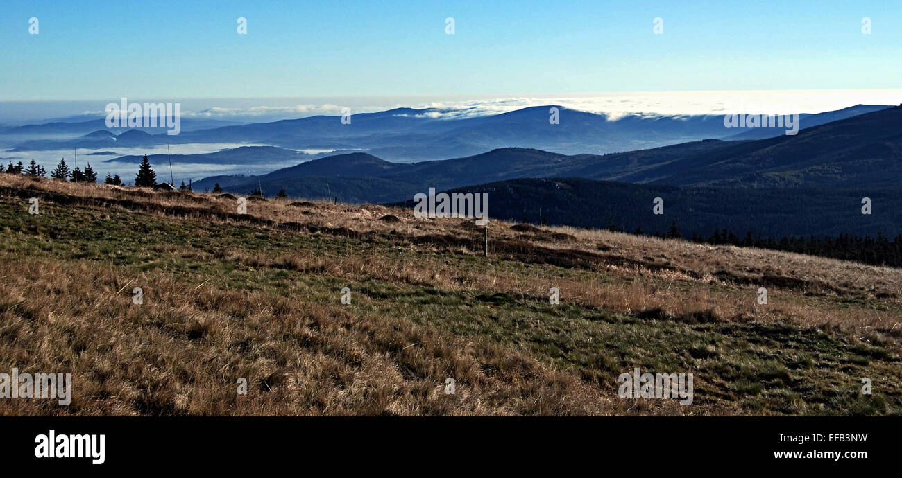 Bello il tardo autunno Montagne sopra panorama Petrova boudy in Krkonose Foto Stock