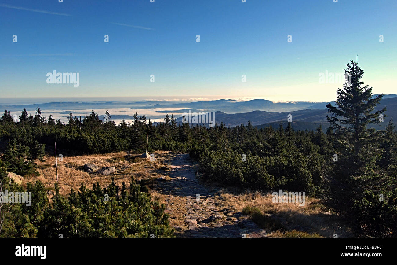 Bello il tardo autunno Montagne sopra panorama Petrova boudy in Krkonose Foto Stock