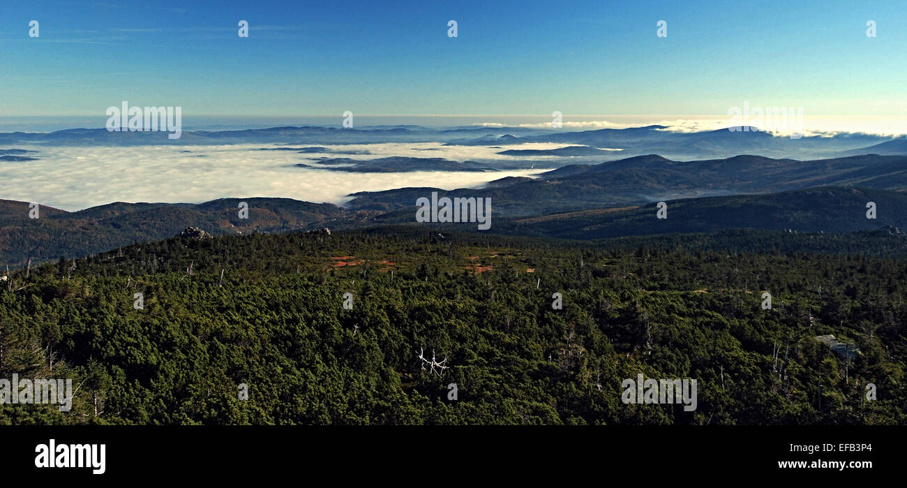 Bello il tardo autunno Montagne sopra panorama Petrova boudy in Krkonose Foto Stock